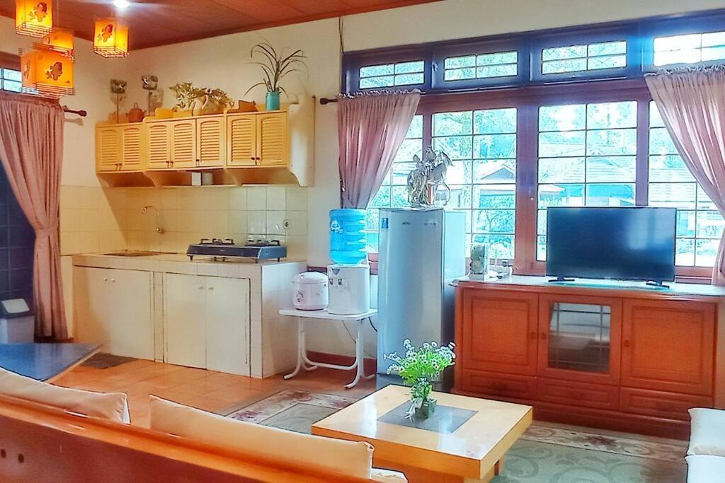 Designer Villa Tokyo Cianjur Exteriör bild