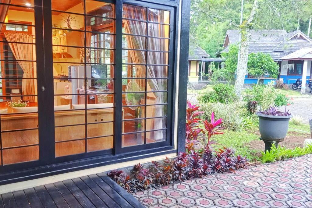 Designer Villa Tokyo Cianjur Exteriör bild