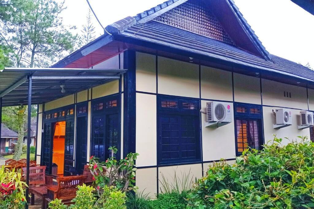 Designer Villa Tokyo Cianjur Exteriör bild