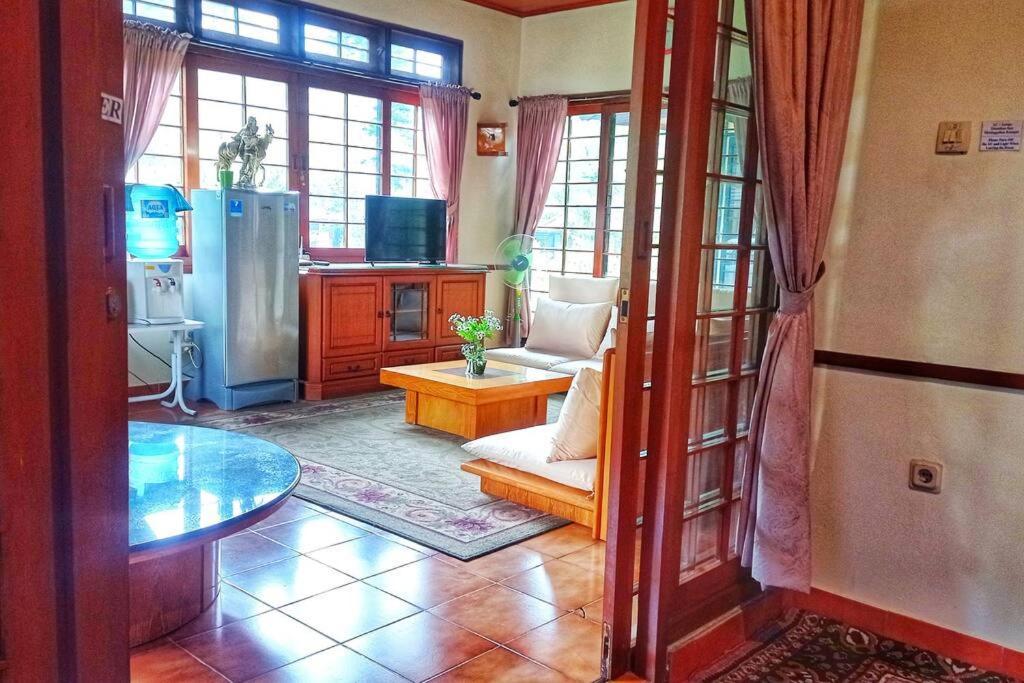 Designer Villa Tokyo Cianjur Exteriör bild